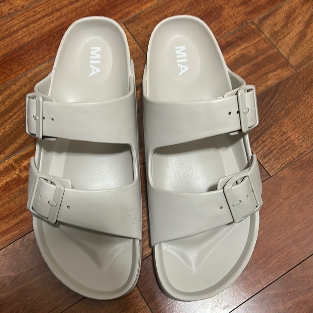 NWT MIA sandals